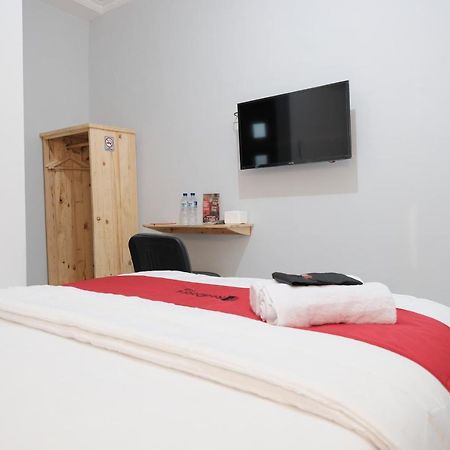 Hotel RedDoorz Syariah near Siloam Hospital Kebon Jeruk Dżakarta Zewnętrze zdjęcie