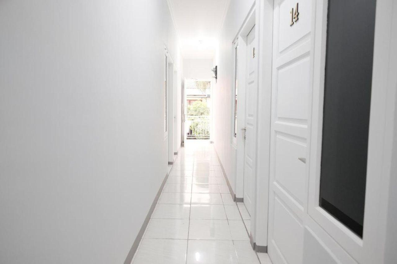 Hotel RedDoorz Syariah near Siloam Hospital Kebon Jeruk Dżakarta Zewnętrze zdjęcie