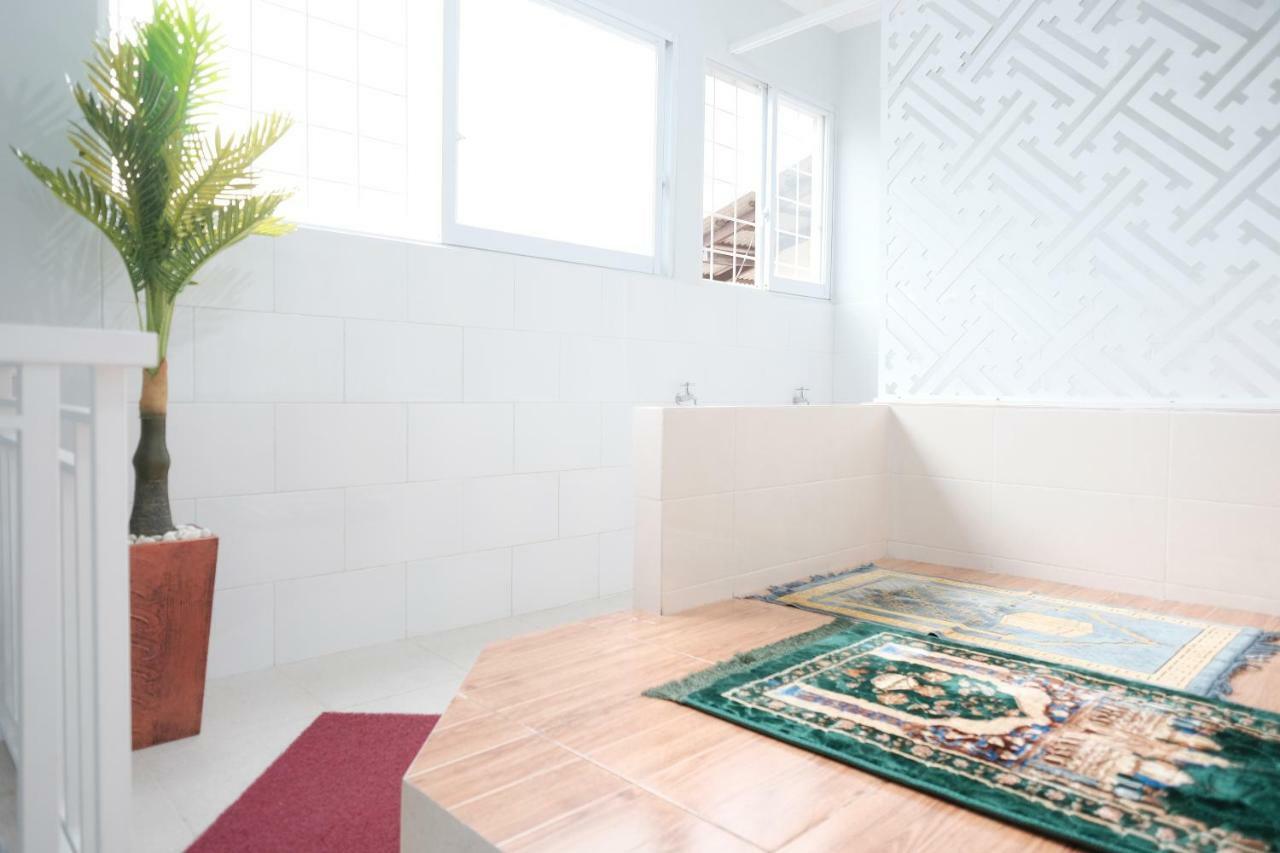 Hotel RedDoorz Syariah near Siloam Hospital Kebon Jeruk Dżakarta Zewnętrze zdjęcie