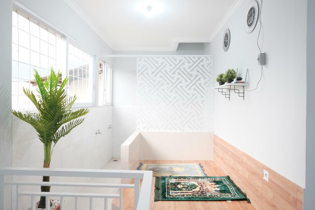 Hotel RedDoorz Syariah near Siloam Hospital Kebon Jeruk Dżakarta Zewnętrze zdjęcie