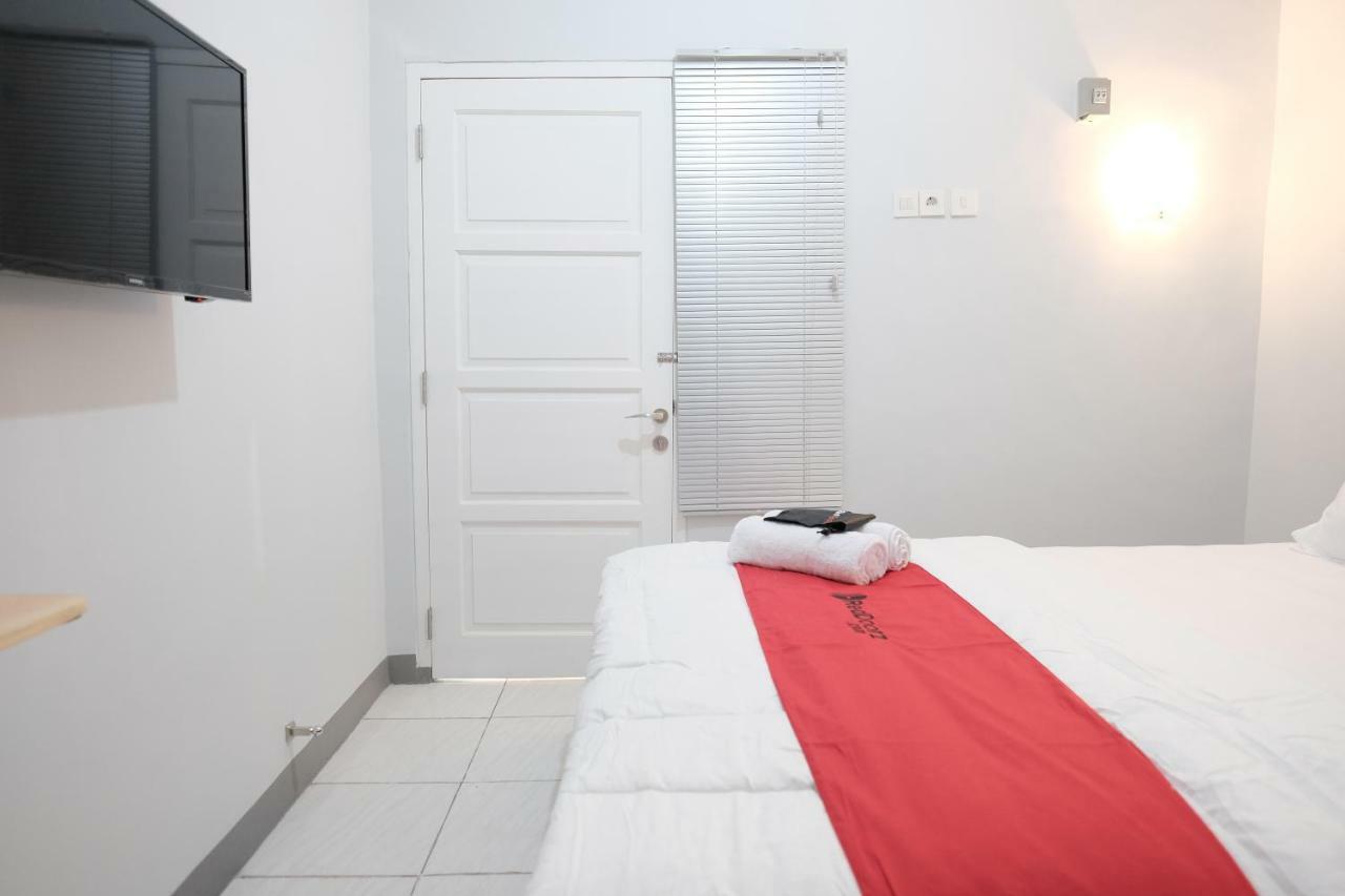 Hotel RedDoorz Syariah near Siloam Hospital Kebon Jeruk Dżakarta Zewnętrze zdjęcie