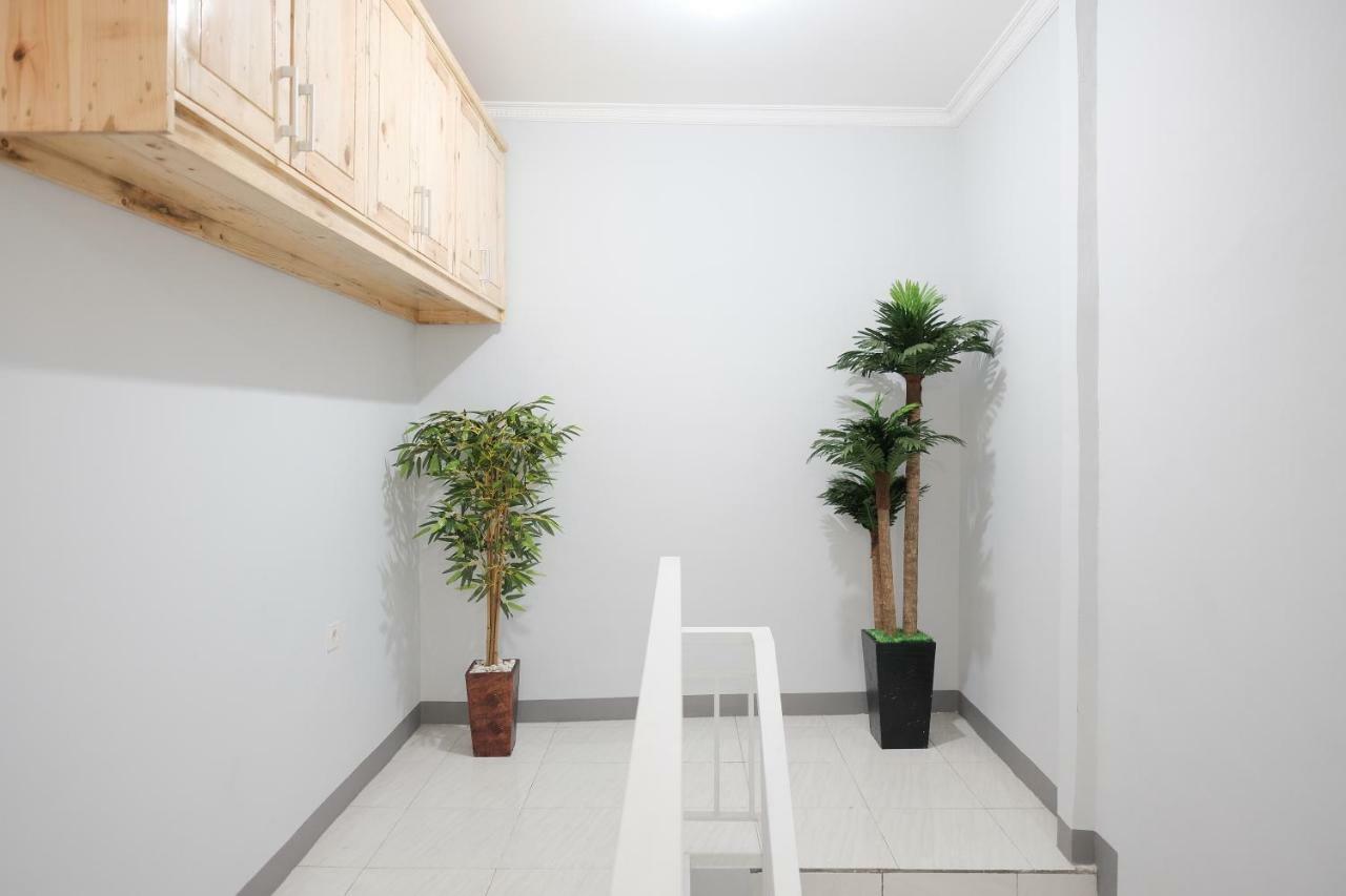 Hotel RedDoorz Syariah near Siloam Hospital Kebon Jeruk Dżakarta Zewnętrze zdjęcie